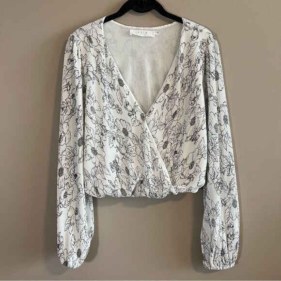 ✨ ASTR The Label Pleated Floral Faux Wrap Blouse White Black Medium - Picture 4 of 13